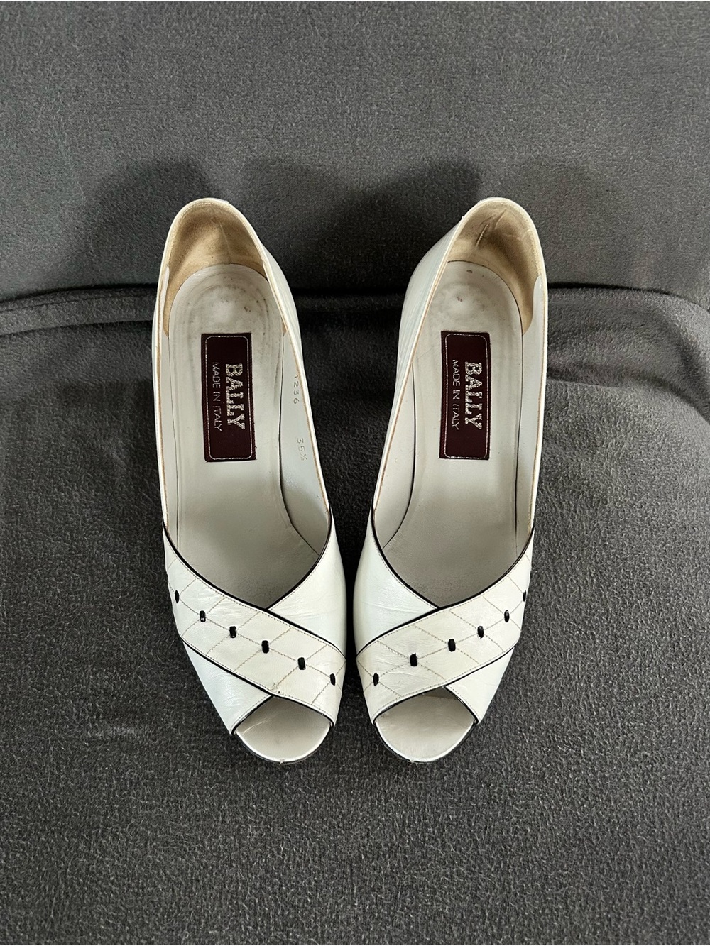 Vtg BALLY Tina White Black Kid Leather Peep Toe Heels 5.5M Made in Italy Box